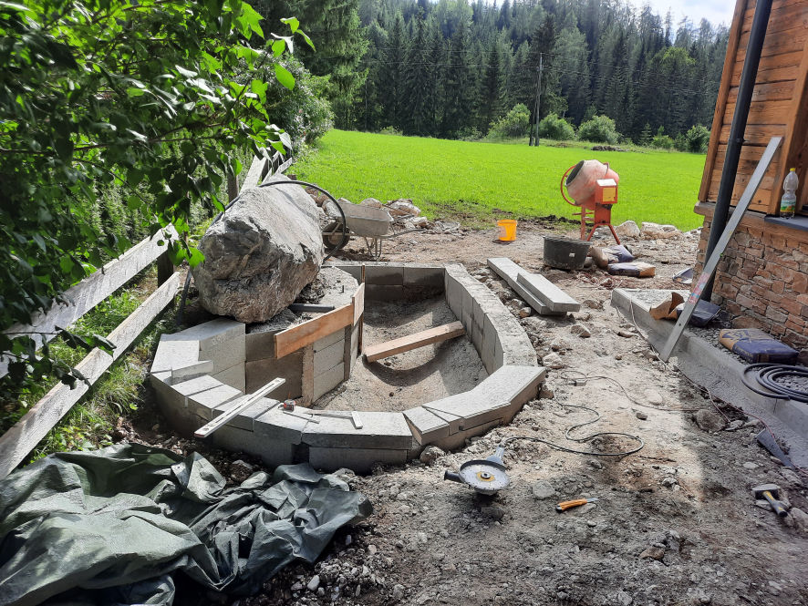 Teichbau - Befestigung der Teichwände durch eine Mauer